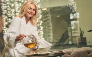 Lire la suite à propos de l’article Le Thé Catherine : Une Invitation à la Beauté et au Bien-être